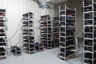 Omylem vyhodil disk s bitcoiny. Na skládce leží přes 17 miliard a on k nim nemůže - Seznam Zprávy